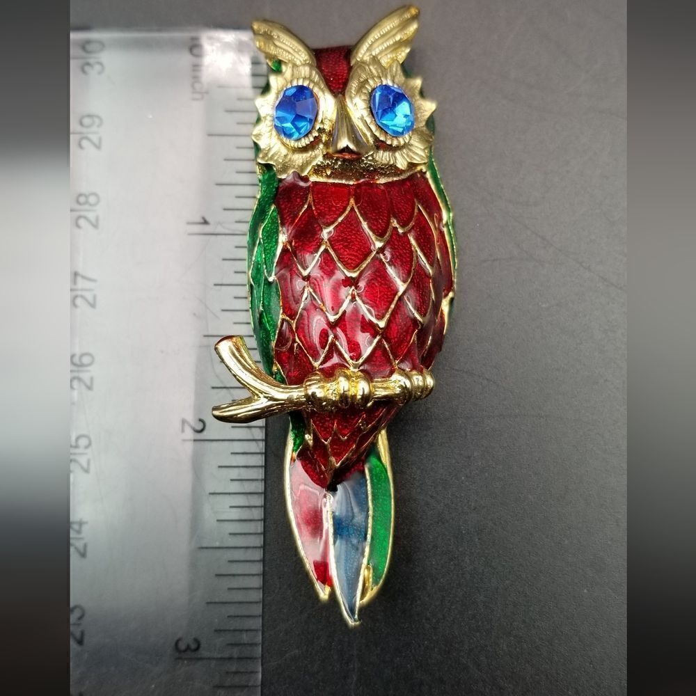 Brilliant enamel sapphire blue eyes brooch. BR112